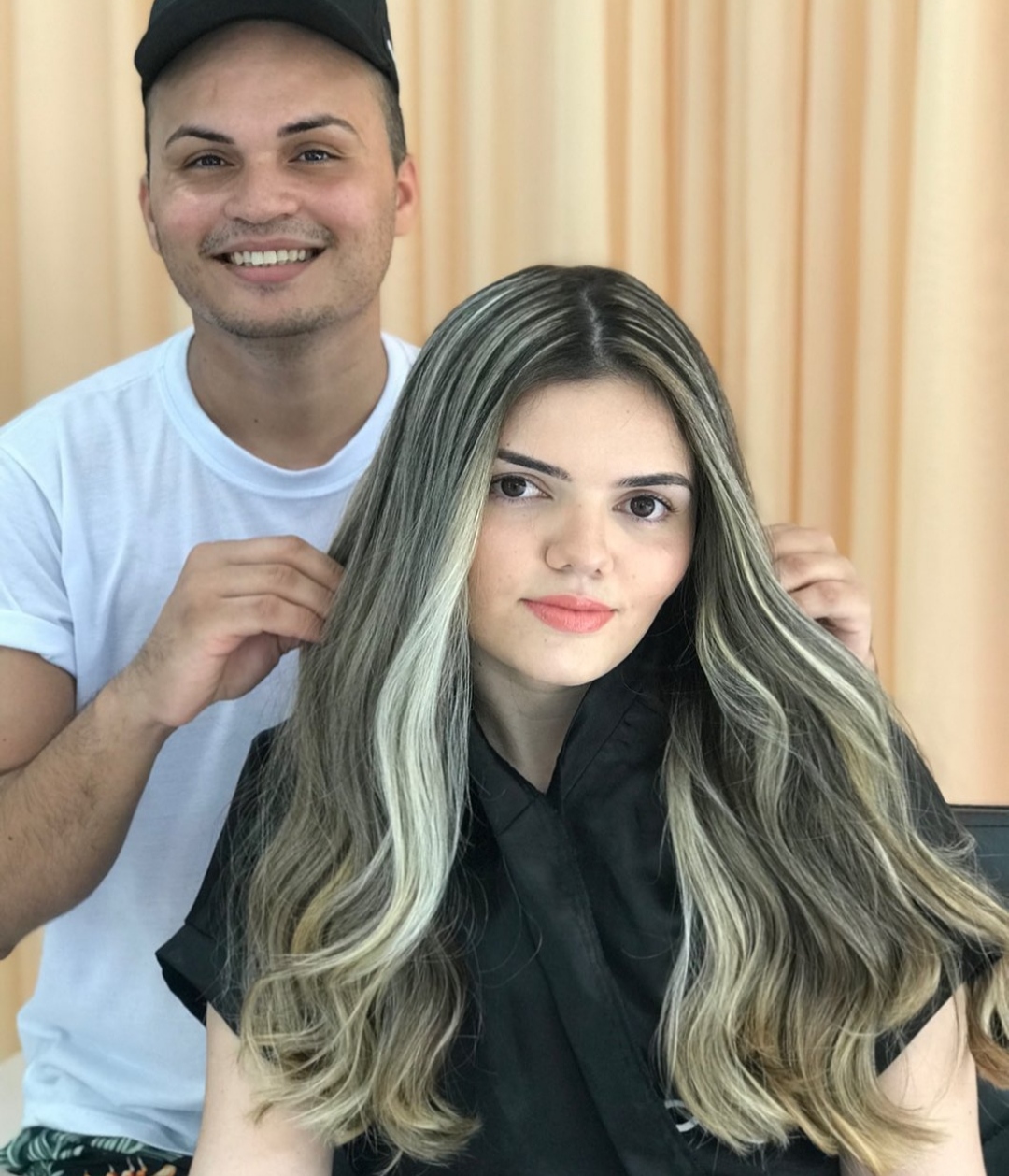 Gabriel Cabeleleiro profissional com cliente